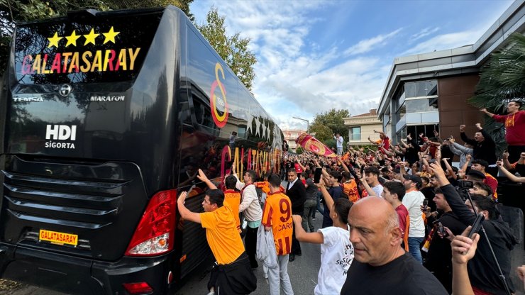 Galatasaray, Fenerbahçe ile yapacağı maç için Kadıköy'e hareket etti