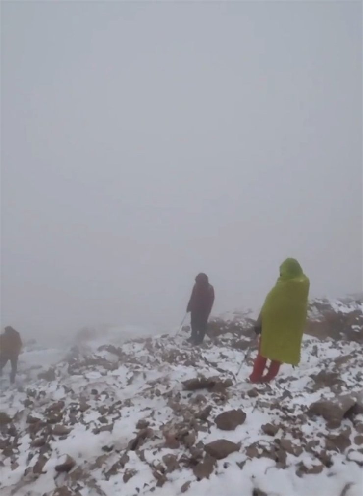 Hakkari'de Cilo Dağı'na tırmanan dağcılar kara yağışına yakalandı