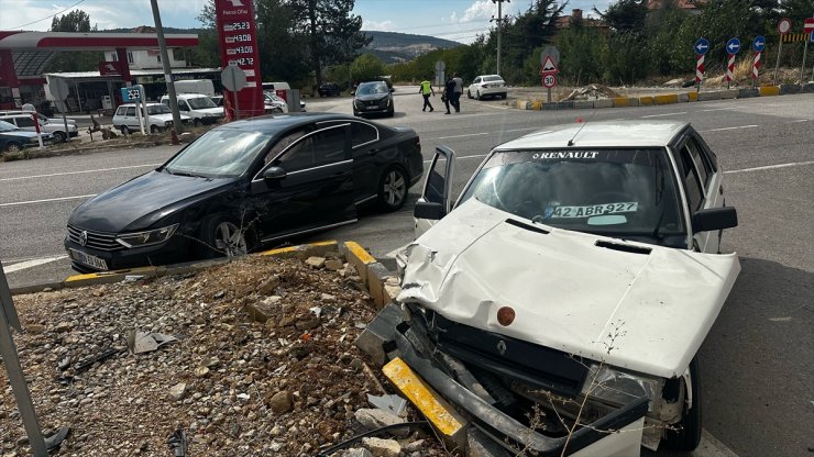 Isparta'da iki otomobilin çarpıştığı kazada 2 kişi yaralandı