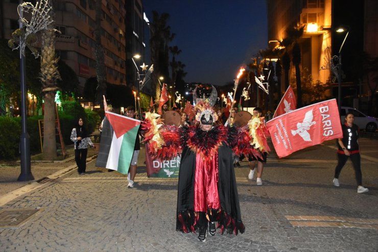 İzmir'de sanatçılar Filistin'e destek için yürüdü