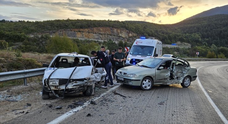 Karabük'te 2 otomobilin çarpıştığı kazada 7 kişi yaralandı