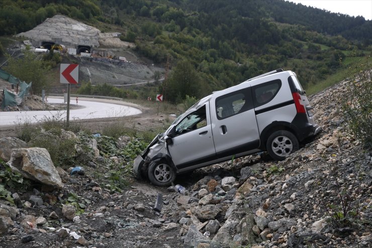 Kastamonu'da devrilen otomobildeki 5 kişi yaralandı