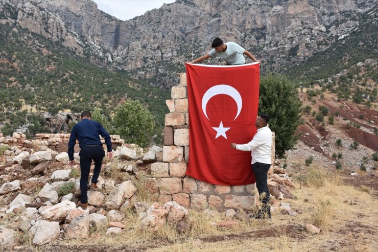 DÜZELTME - "PKK'lı teröristlerin katlettiği yakınlarını, saldırının gerçekleştiği eve Türk bayrağı asarak andılar" haberimizin başlığındaki ifade eksikliğini düzelterek yeniden yayımlıyoruz.