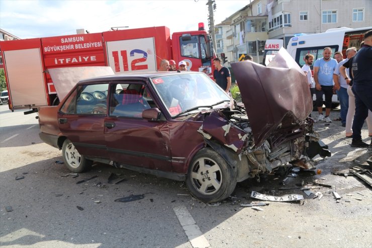 Samsun'da hafif ticari araçla çarpışan otomobildeki 3 kişi yaralandı