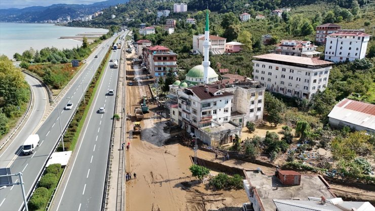 Taşkın ve heyelan meydana gelen Sürmene'de temizlik çalışmaları devam ediyor