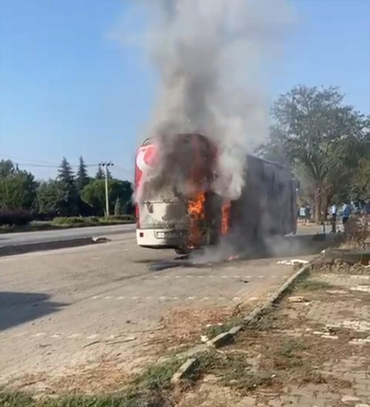 TFF 3. Lig ekibi 23 Elazığ FK'nin takım otobüsü Manisa'da çıkan yangında hasar gördü