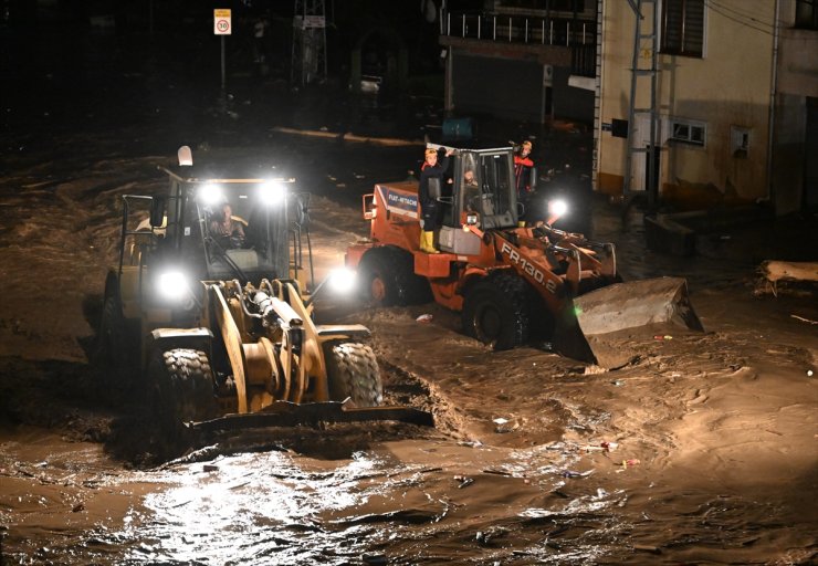 Trabzon Valisi Aziz Yıldırım, taşkın bölgesinde açıklamalarda bulundu: