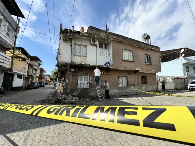 Adana'da fırtına nedeniyle bir evin damı ve balkonu kısmen yıkıldı