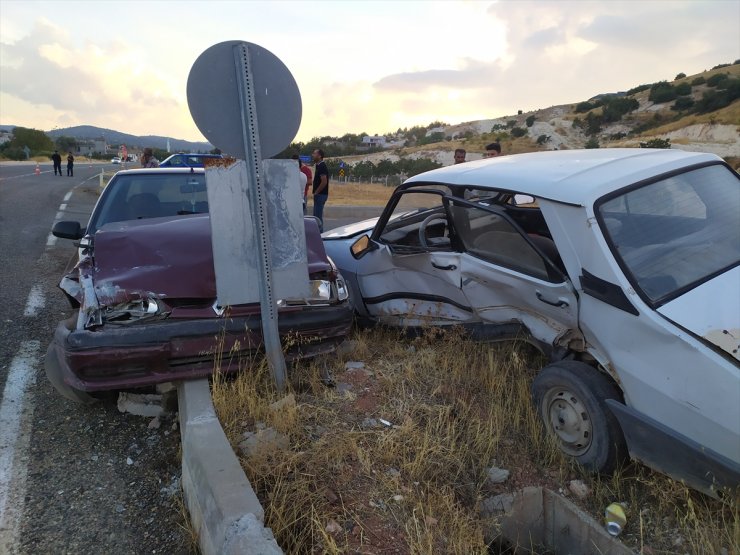 Adıyaman'da iki otomobilin çarpıştığı kazada 4 kişi yaralandı