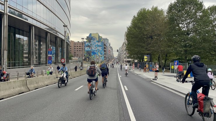 Brüksel sakinleri trafiğe kapatılan yolların keyfini "sürdü"