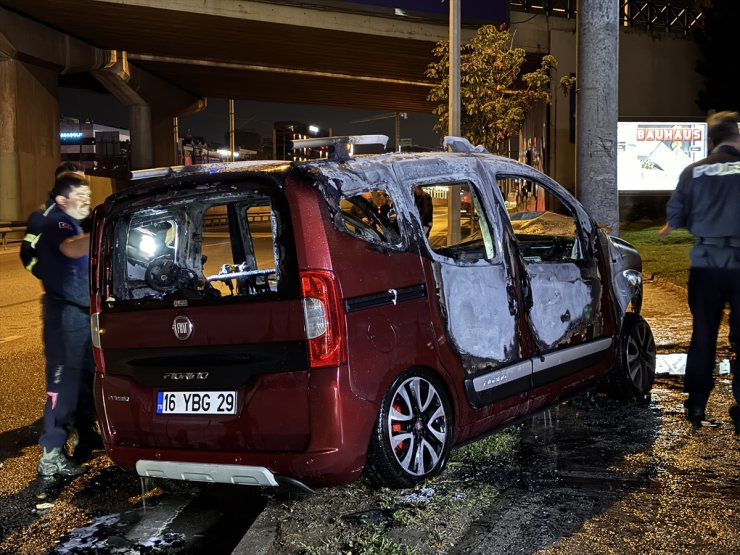 Bursa'da direğe çarpıp alev alan hafif ticari aracın sürücüsü yaralandı