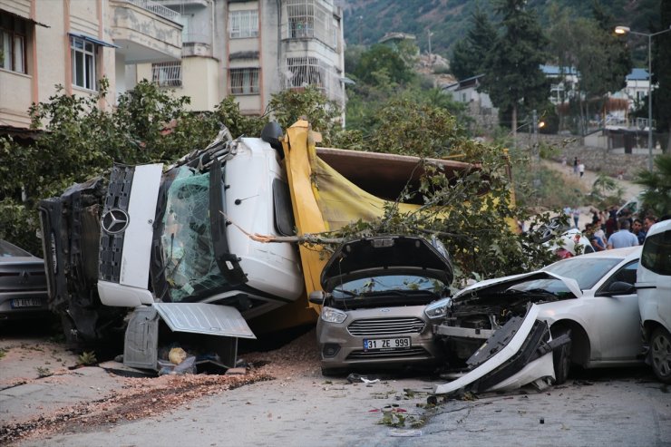 GÜNCELLEME - Hatay'da hafriyat kamyonunun 9 araca çarpması sonucu 5 kişi yaralandı