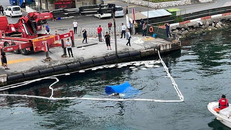 Kocaeli'de freni boşalan tırın denize düşmesi güvenlik kamerasında