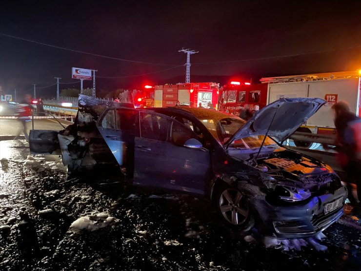 Sakarya'da zincirleme kazada yanan otomobildeki kadın öldü, eşi ağır yaralandı