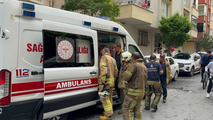 Sancaktepe'de binanın çatısında çıkan yangın söndürüldü