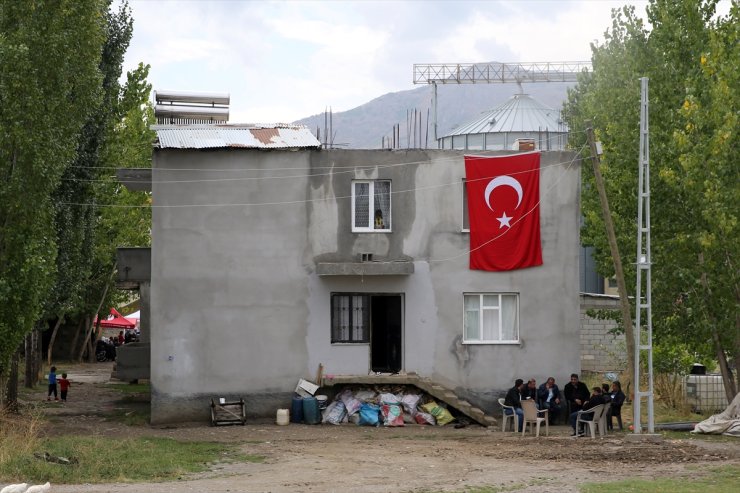 Şehit Piyade Sözleşmeli Er Abakay'ın Muş'taki evine Türk bayrağı asıldı