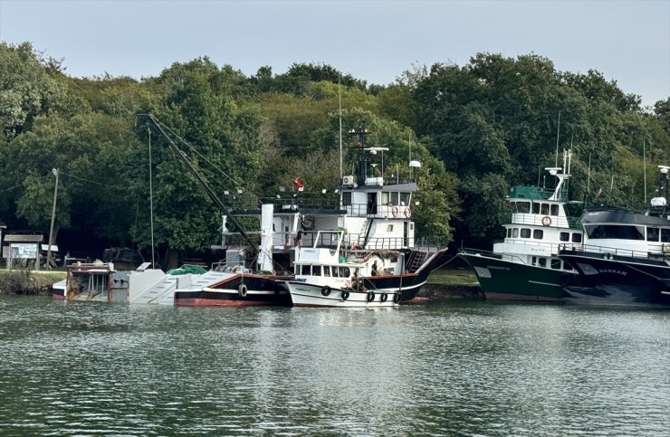 Sinop'ta karaya oturan balıkçı teknesi kurtarıldı