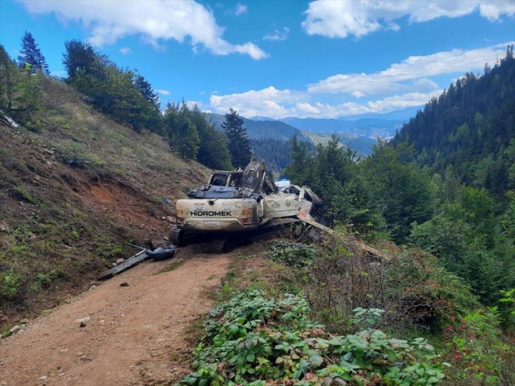 Artvin'de iş makinesi taşıyan kamyonun uçuruma devrildiği kazada 2 kişi öldü