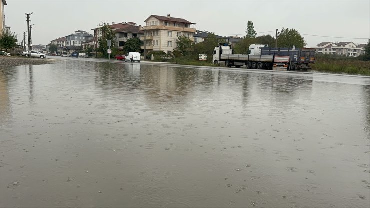 Düzce'de sağanak nedeniyle yollarda su birikintileri oluştu