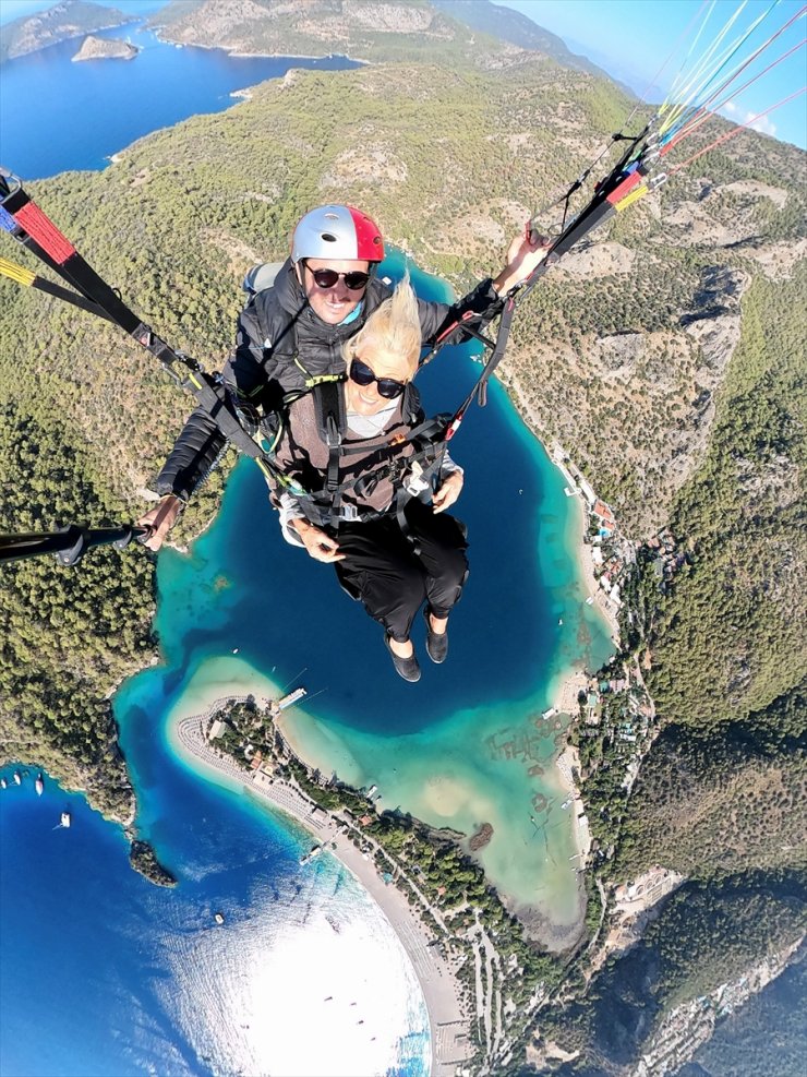 Fethiye'de 86 ve 81 yaşında iki Hollandalı turist yamaç paraşütü yaptı