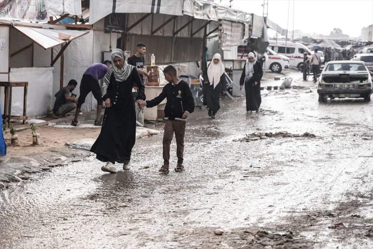 İsrail saldırıları nedeniyle çadırlara mahkum olan Gazzeliler, aniden bastıran yağmurlarla felaketi yaşıyor