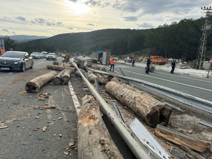 Kastamonu'da devrilen tomruk yüklü tırın sürücüsü yaralandı