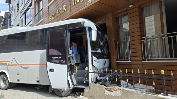 GÜNCELLEME - Küçükçekmece'de kontrolden çıkan servis minibüsü binaya çarptı