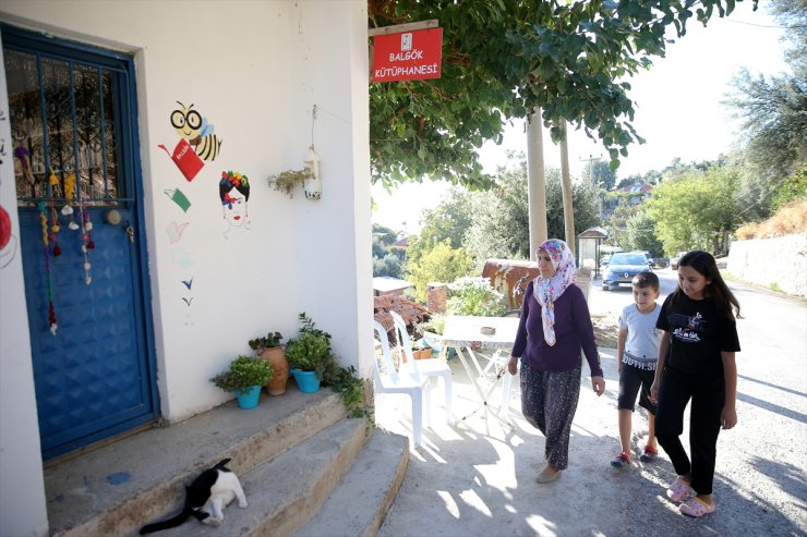 Mahallesine kurduğu kütüphaneyle çocuklara kitap okumayı aşılıyor