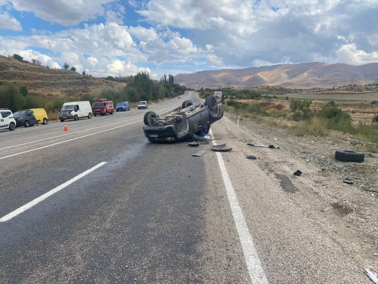 Malatya'da pikap ile otomobilin çarpıştığı kazada 3 kişi yaralandı