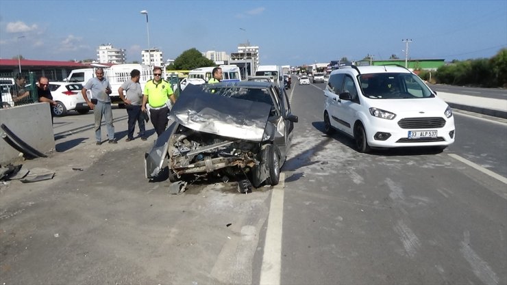 Mersin'de park halindeki 3 araca çarpan otomobildeki 2 kişi yaralandı