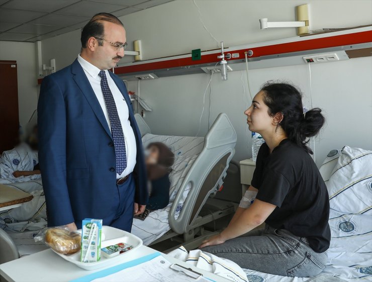 Rektör Hacımüftüoğlu, Erzurum'daki kazada anne ve babasını kaybeden öğreniciyi ziyaret etti