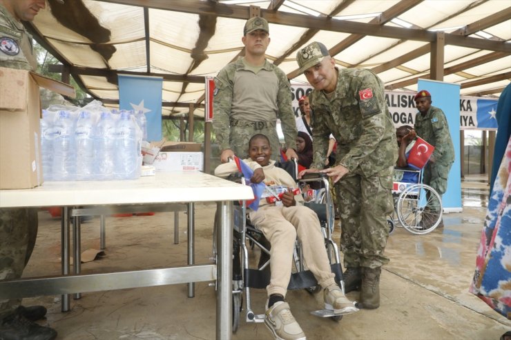 Somali Türk Görev Kuvveti Komutanlığı, Somali'de tekerlekli sandalye dağıttı