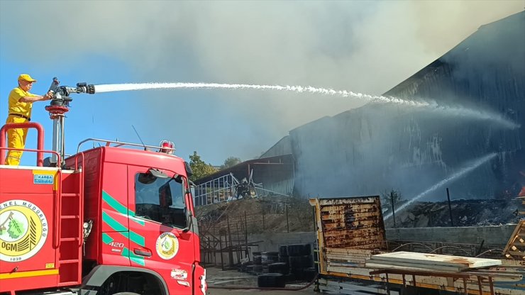 Adana'da narenciye paketleme tesisinde çıkan yangına müdahale ediliyor