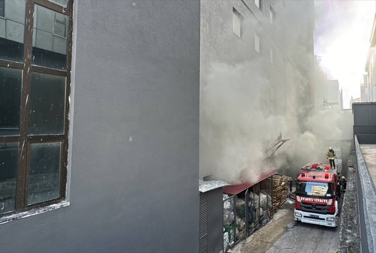 Beylikdüzü'nde fabrikada çıkan yangına müdahale ediliyor