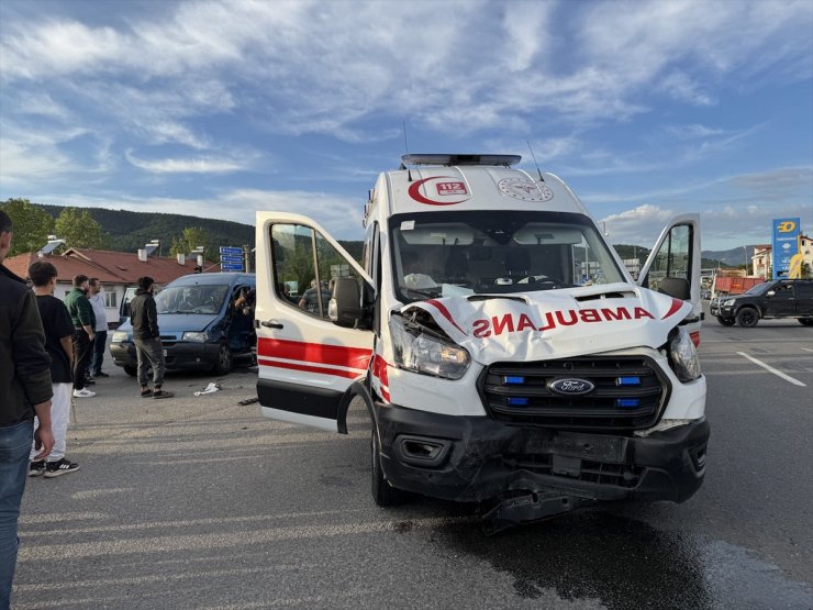 Bolu'da ambulans ile hafif ticari aracın çarpıştığı kazada 1 kişi yaralandı