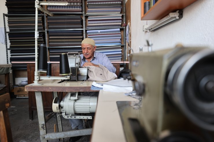 Hazır giyim sektöründeki büyümeye rağmen 60 yıldır terziliği sürdürüyor