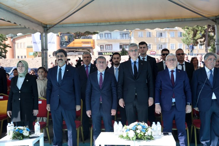 Sağlık Bakanı Memişoğlu, Sivas'ta bir okulun temel atma töreninde konuştu: