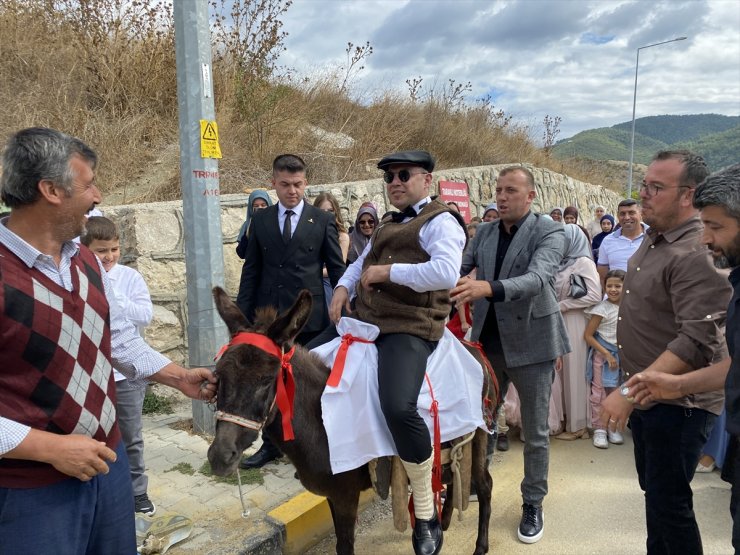 Sakarya'da arkadaşları damadı düğün salonuna eşekle götürdü