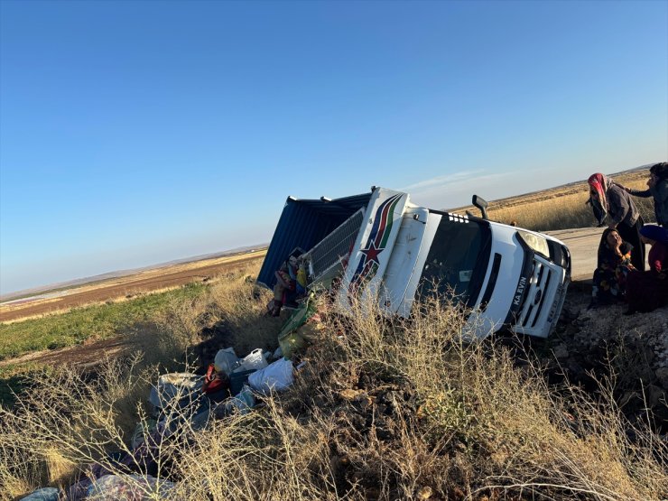 Şanlıurfa'da şarampole devrilen pikaptaki 9 kişi yaralandı