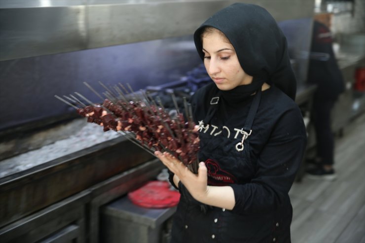 Şanlıurfalı 18 yaşındaki "Sevgi usta", 2 yıldır kebap ocağının başında