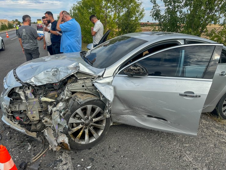 Uşak'ta iki otomobilin çarpışması sonucu anne ve oğlu hayatını kaybetti