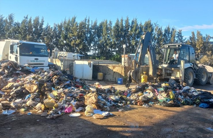 Antalya'da yanlışlıkla çöpe atılan iki cep telefonu sahibine ulaştırıldı