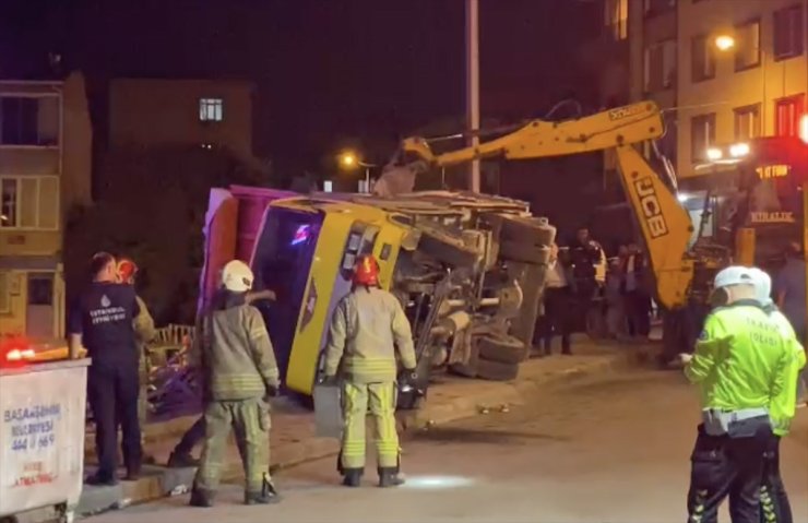 GÜNCELLEME - Başakşehir'de devrilen kamyondaki yükün altında kalan 3 çocuk yaralandı