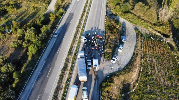 Çorum'da traktör ile otomobilin çarpışması sonucu 4 kişi yaralandı