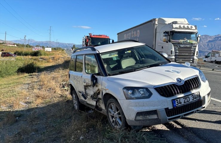 Erzincan’da otomobilin kamyona çarpması sonucu 3 kişi yaralandı