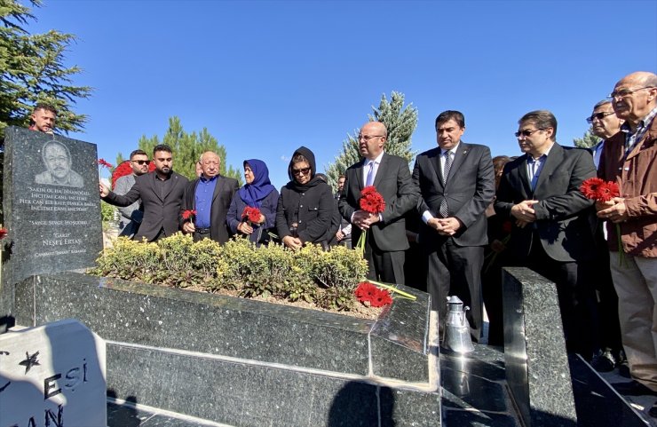 Halk ozanı Neşet Ertaş, Kırşehir'de mezarı başında anıldı