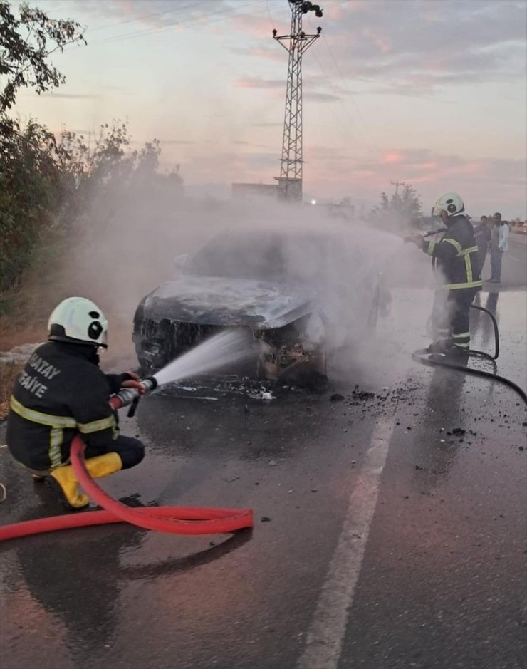 Hatay'da seyir halindeki otomobil yandı