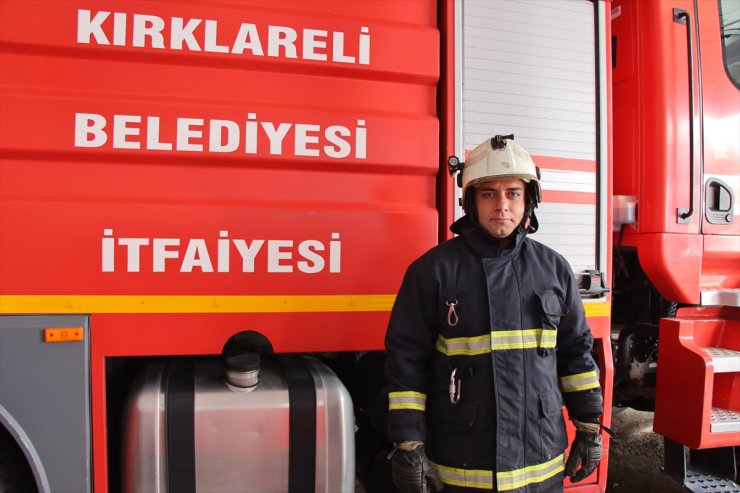 İtfaiyeci babası ve amcası gibi alevlerle mücadele ediyor