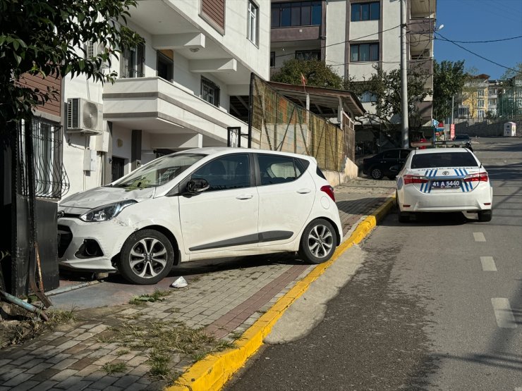 Kocaeli'de otomobilin çarptığı bahçe kapısı üzerine devrilen anneanne ve 2 torunu yaralandı