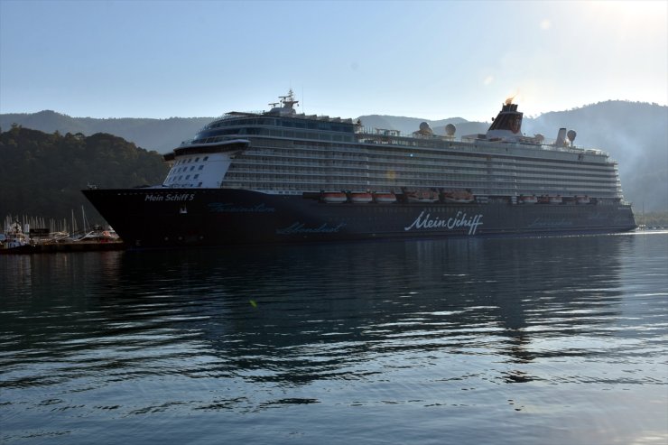 "Mein Schiff 5" kruvaziyeri 2 bin 490 yolcusuyla Marmaris Limanı'na yanaştı